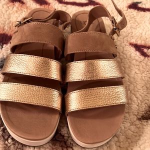 Rose colored UGG sandal. Size 8. Very comfy.